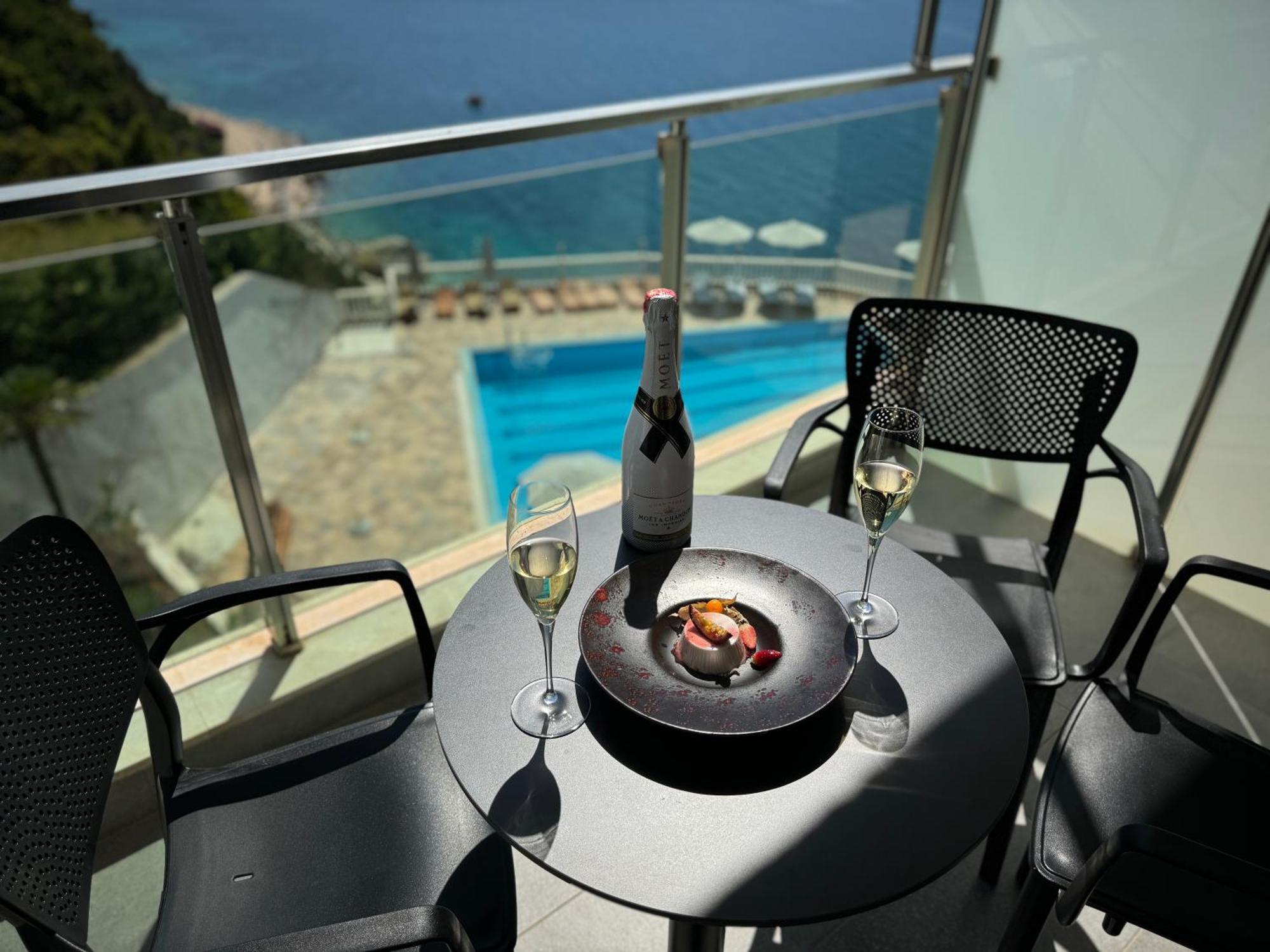 Nuna Hotel Radhimë 外观 照片