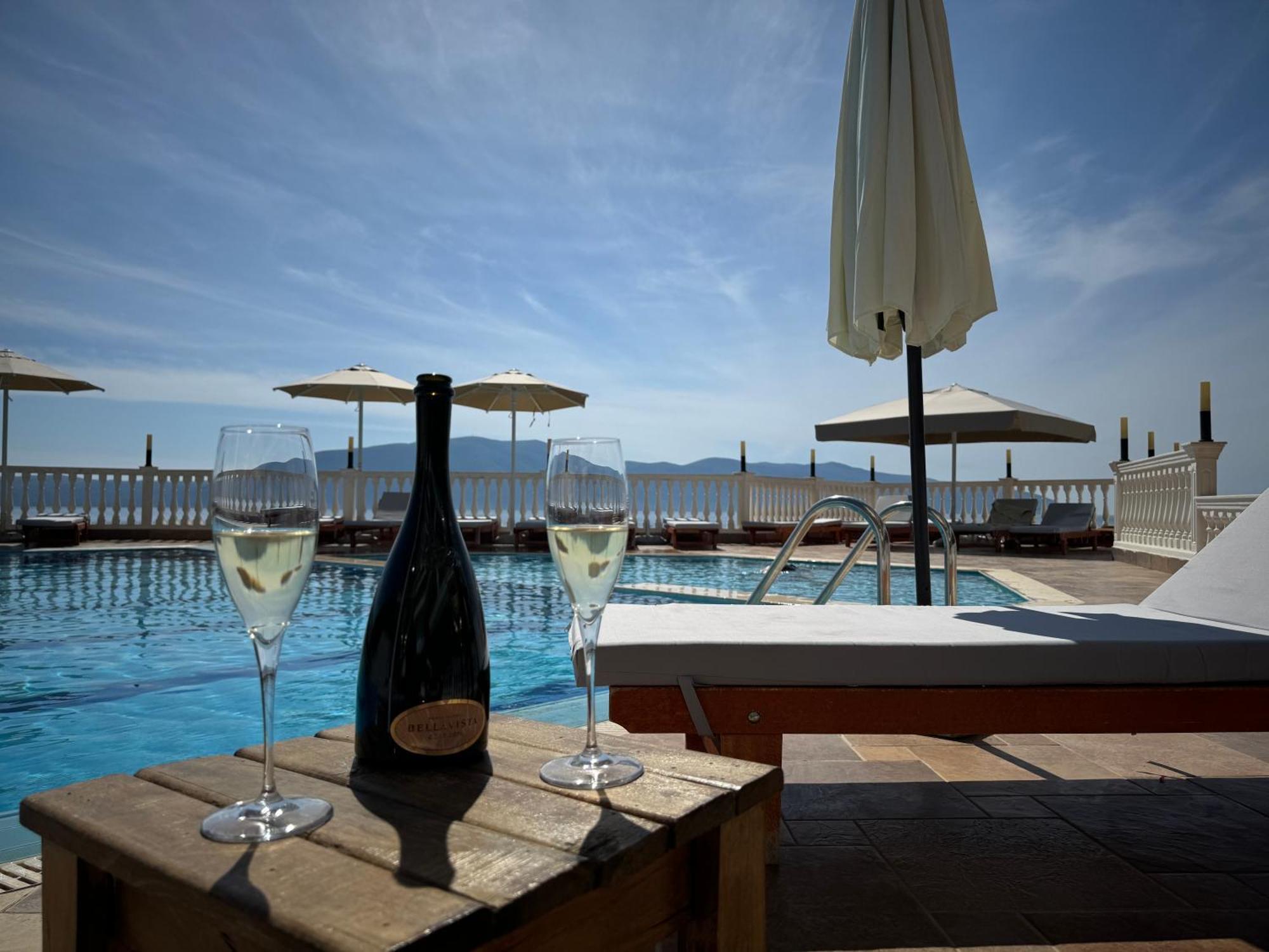 Nuna Hotel Radhimë 外观 照片